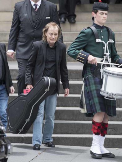 Malcolm Young (AC/DC), guarda le foto del funerale a Sydney » 𝐄𝐧𝐝 𝐨𝐟 𝐚 ...
